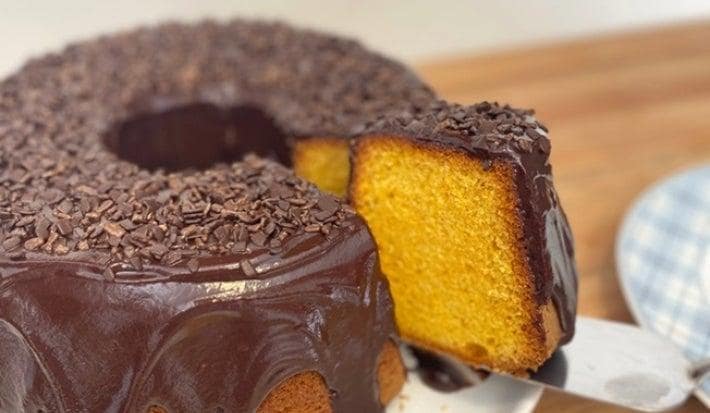 Receita de Bolo de Cenoura Grande Fofinho para Família Bolo de Cenoura Grande Fofinho com Cobertura de Chocolate
