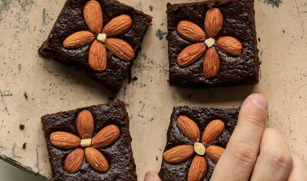 Aprenda a Fazer Brownies Úmidos com Ganache e Amêndoas Torradas Brownies úmidos