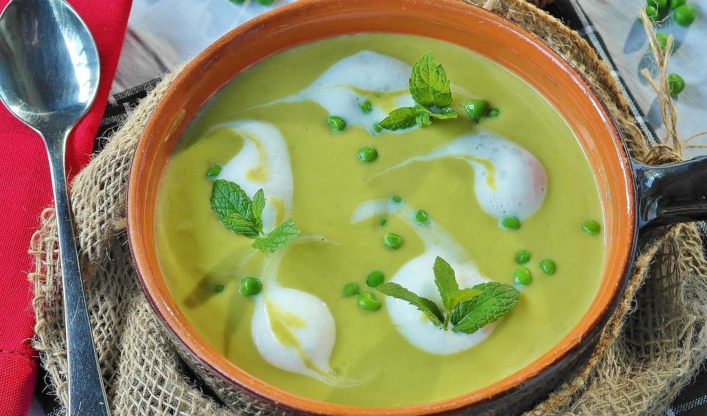 Caldo Verde: A Receita do Caldo Português que Virou o Rei do Inverno Brasileiro pea soup, soup, starter, soup plate, key, peas, green, having lunch, vegetables, fresh, vegetarian, kitchen, creamy, table, dishes, meal, enjoy the meal, spoon, cook, gün, cream, salt, pepper, broth, vegetable broth, feasting, healthy, enjoy, pea soup, pea soup, pea soup, pea soup, soup, soup, soup, soup, soup