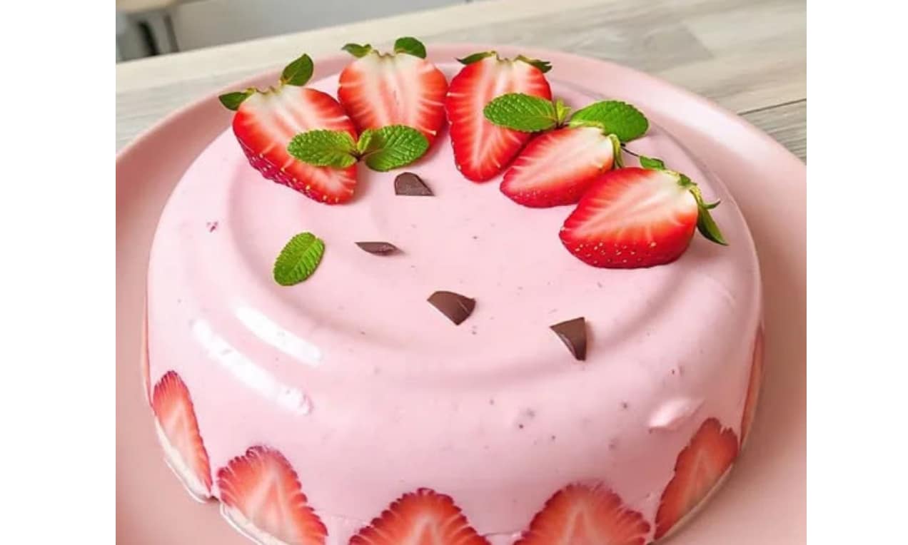 Receitas Deliciosas com Morangos Pudim de Morango com Cobertura de Morangos Frescos