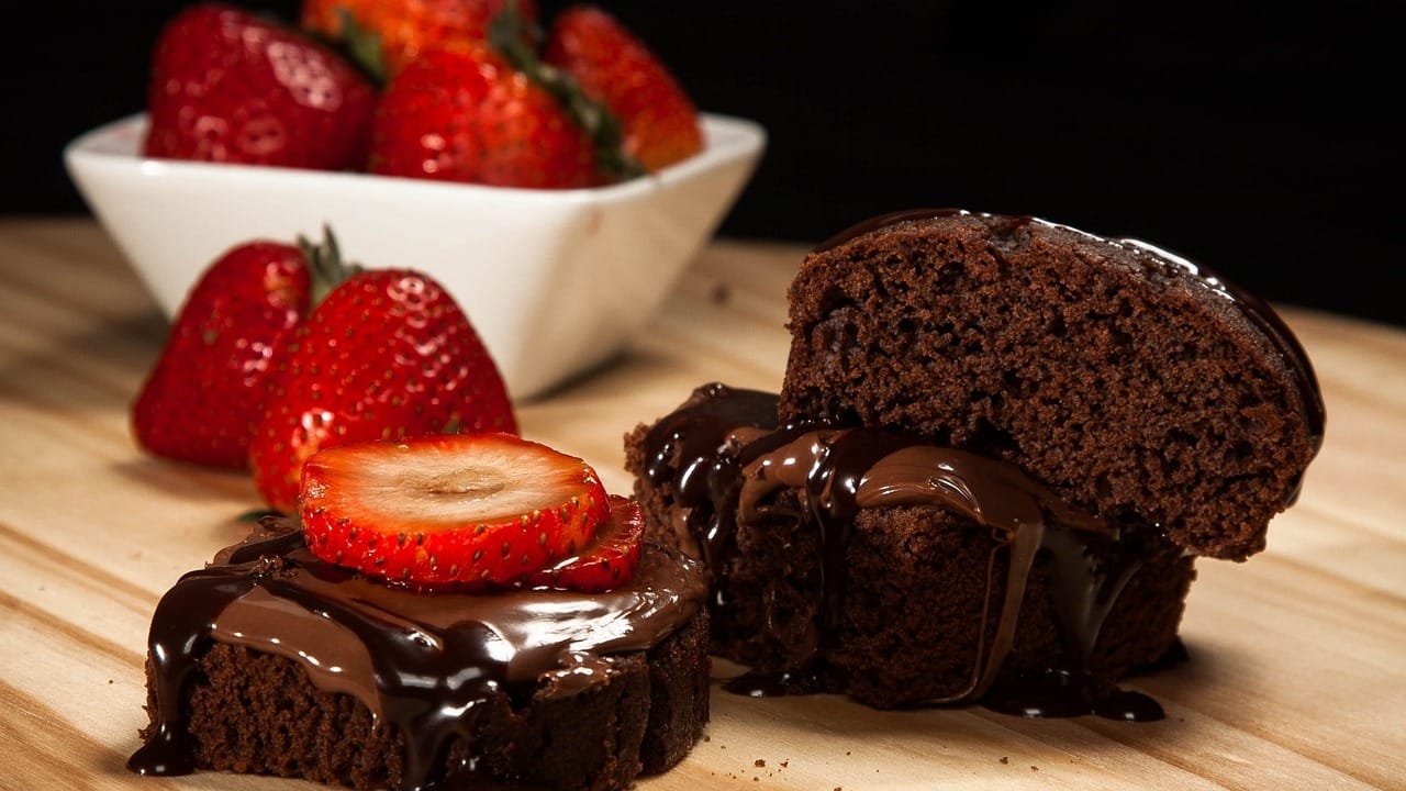 Receitas Deliciosas com Morangos Bolo de Páscoa com Camadas de Ganache e Morangos Frescos