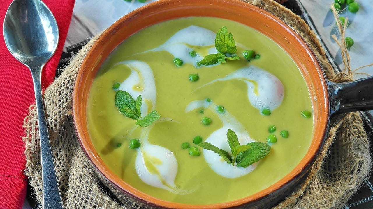 Caldo Verde: A Receita do Caldo Português que Virou o Rei do Inverno Brasileiro pea soup, soup, starter, soup plate, key, peas, green, having lunch, vegetables, fresh, vegetarian, kitchen, creamy, table, dishes, meal, enjoy the meal, spoon, cook, gün, cream, salt, pepper, broth, vegetable broth, feasting, healthy, enjoy, pea soup, pea soup, pea soup, pea soup, soup, soup, soup, soup, soup