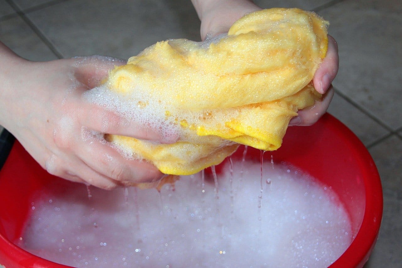 Como limpar box de banheiro com bicarbonato de sódio cleaning bucket, cleaning rags, soapy water, transducer, clean, to clean, wring out, cleaning bucket, soapy water, soapy water, soapy water, soapy water, soapy water, clean, clean, clean, clean