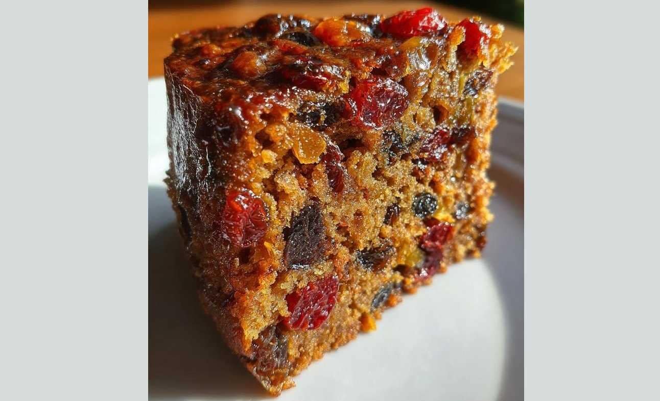 Bolo de Natal Clássico com Frutas Secas e Cobertura de Caramelo Bolo de Natal Clássico com Frutas Secas e Cobertura de Caramelo