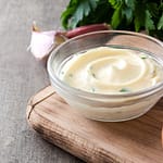 Transforme Sua Salada: Molhos Caseiros e Combinações Criativas Molho de alho caseiro