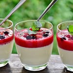 Panna Cotta com Calda de Frutas Vermelhas Panna Cotta