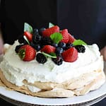 Pavlova: Receita Simples e Deliciosa com Frutas Frescas Pavlova: Receita Simples e Deliciosa com Frutas Frescas