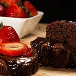 Como Fazer um Bolo de Páscoa com Camadas de Ganache e Morangos Frescos Bolo de Páscoa com Camadas de Ganache e Morangos Frescos