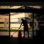 Dicas para Montar uma Rotina de Limpeza Express e Deixar a Casa em Ordem Rápido silhouette of man standing near glass window during daytime