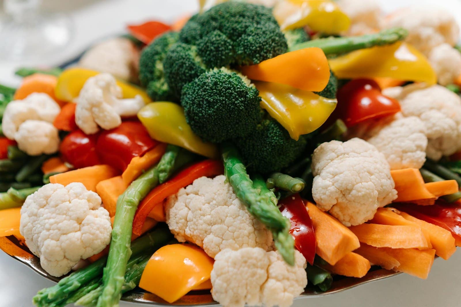 O Segredo dos Ovos Mexidos de Hotel: Cremosos e Deliciosos A vibrant assortment of fresh vegetables including broccoli, asparagus, and bell peppers.