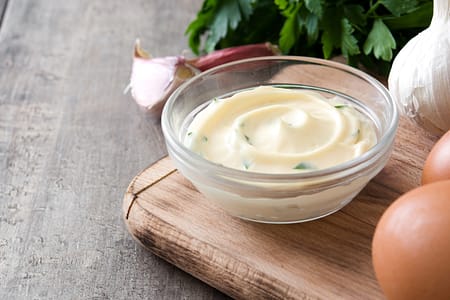 Transforme Sua Salada: Molhos Caseiros e Combinações Criativas Molho de alho caseiro