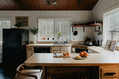 Como Organizar a Geladeira: Dicas Práticas para Manter os Alimentos Frescos e Evitar o Desperdício a kitchen with a table and a refrigerator