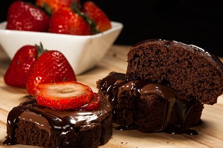 Como Fazer um Bolo de Páscoa com Camadas de Ganache e Morangos Frescos Bolo de Páscoa com Camadas de Ganache e Morangos Frescos