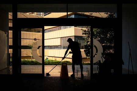 Dicas para Montar uma Rotina de Limpeza Express e Deixar a Casa em Ordem Rápido silhouette of man standing near glass window during daytime