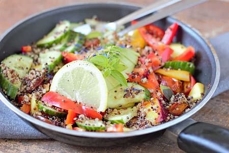Salada de Quinoa Colorida: Sabor, Saúde e Praticidade na Sua Mesa Salada de quinoa