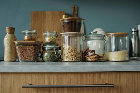 O Erro Fatal na Sua Cozinha: Por Que Sua Comida Estraga Rápido e Como Resolver Gastando Pouco! Organização de despensa com potes herméticos