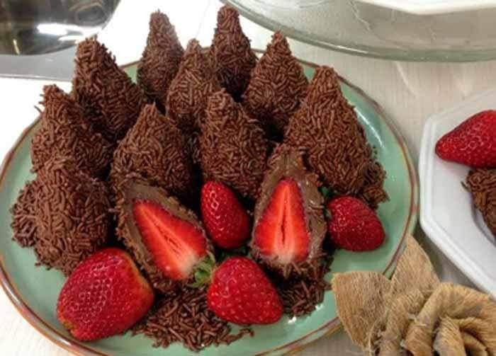 Receitas Deliciosas com Morangos Coxinha de brigadeiro com morango