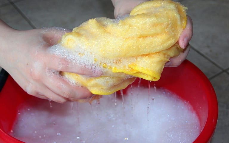 Dicas de Limpeza para Donas de Casa: Organização, Eficiência e Bem-Estar cleaning bucket, cleaning rags, soapy water, transducer, clean, to clean, wring out, cleaning bucket, soapy water, soapy water, soapy water, soapy water, soapy water, clean, clean, clean, clean