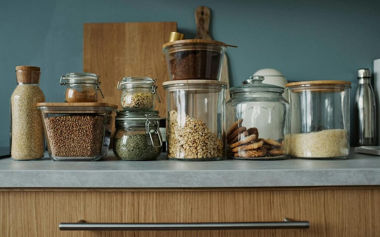 O Erro Fatal na Sua Cozinha: Por Que Sua Comida Estraga Rápido e Como Resolver Gastando Pouco! Organização de despensa com potes herméticos